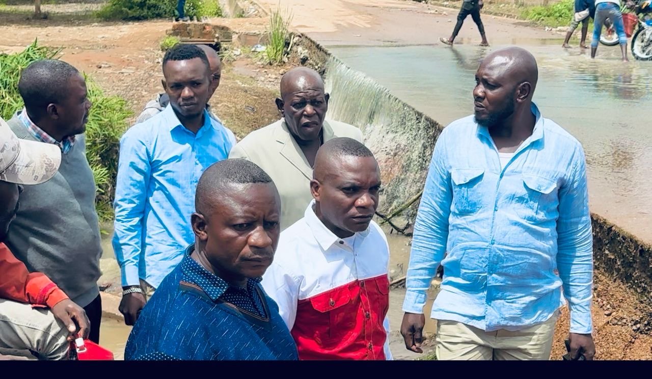 Kipushi : débordement des eaux de la rivière kamarenge , maître Lebon Sapu et le bourgmestre de la commune de kipushi sur le terrain pour palper la réalité du doigt.