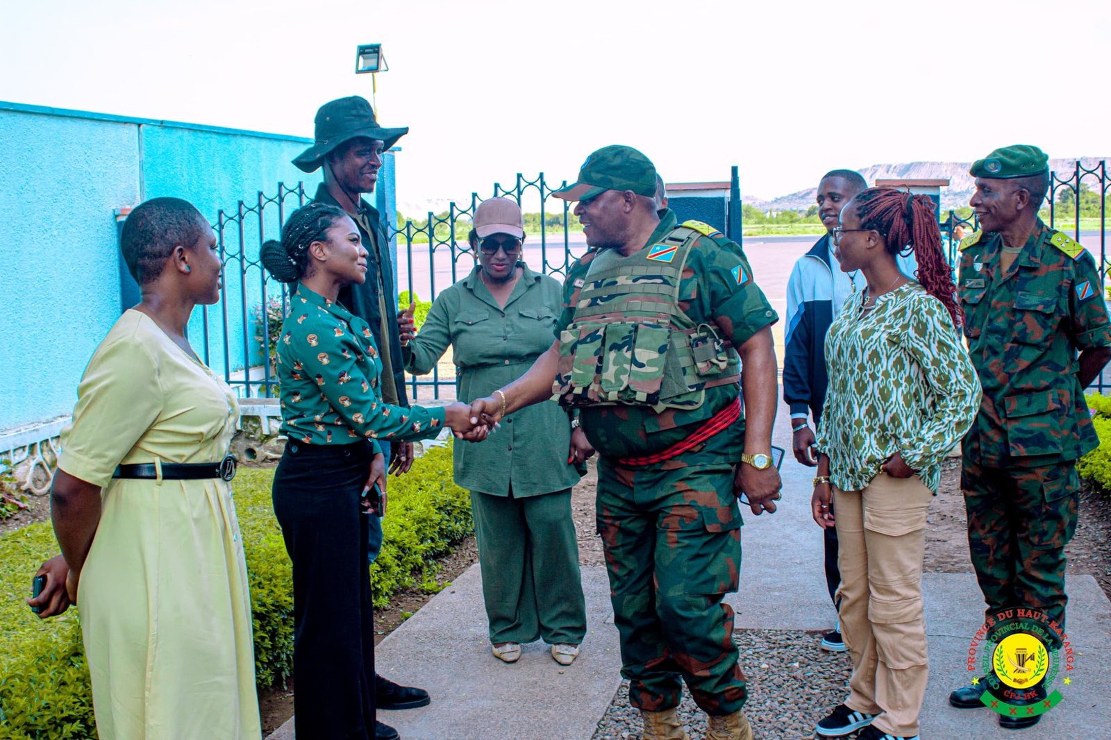 Haut katanga : madame Rachel Shabani , coordonnatrice adjointe de l’asbl Congo virtuose dans la délégation du conseil provincial de la jeunesse à L’aéroport de Luano pour recevoir les FARDC en provenance de kalemie .