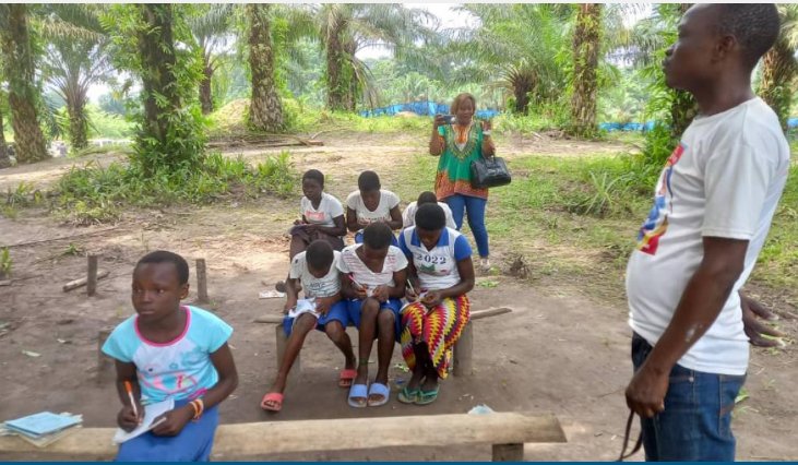 Faute de classes et de bancs : les élèves de l’Institut Kalenda Mudishi à Mbuji-Mayi étudient sur des pierres en plein air
